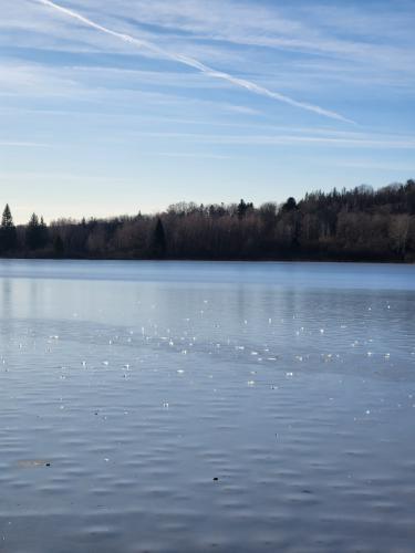 Jeu de lumière sur le lac gelé du Patit Maclu