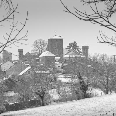 Le village de Roseay et son château sous la neige
