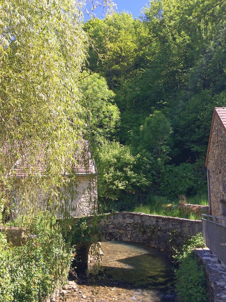 Le petit pont en pierres sur la rivière.